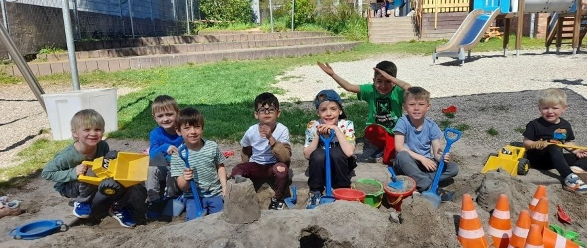 Eine Gruppe Jungs auf dem Außengelände der Kindervilla Albero